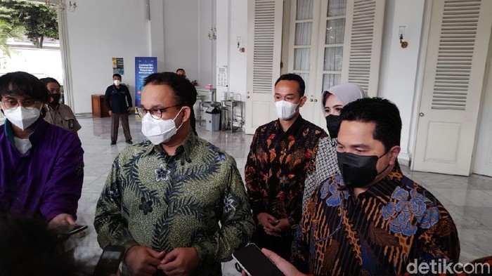 Menteri BUMN Erick Thohir bertemu Gubernur DKI Jakarta Anies Baswedan.