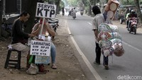 Pandemi virus Corona mendorong masyarakat untuk kreatif dan inovasi dalam mengumpulkan pundi-pundi uang. Seperti halnya Ruslan yang buka usaha jasa reparasi KTP hingga SIM.