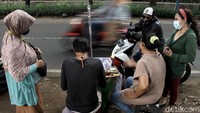 Tak hanya memperbaiki KTP, Ruslan juga membuka jasa memperbaiki kartu SIM, BPJS, dan beragam jenis kartu lainnya.