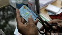 Ruslan (61) tengah memperbaiki KTP elektronik milik warga di Jalan M.Kahfi II, Jakarta Selatan, Rabu (4/3/2021).