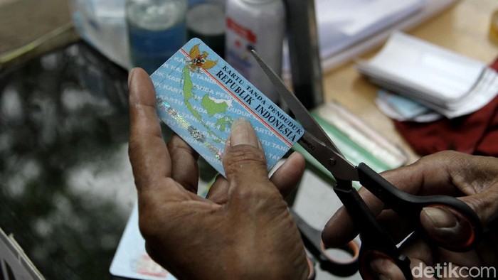 Pandemi COVID-19 dorong warga untuk kreatif dan inovatif dalam kumpulkan pundi-pundi uang. Seperti halnya Ruslan yang buka usaha jasa reparasi KTP hingga SIM.