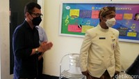 Mantan Menteri Pariwisata dan Ekonomi Kreatif (Menparekraf) itu menyambangi setiap ruangan yang ada di perusahaan rekaman pertama dan satu-satunya milik negara. Usai melihat kondisi Lokananta yang sekarang, Wishnutama akan berdiskusi lebih lanjut dengan Gibran terkait potensi yang bisa dikembangkan di Lokananta.