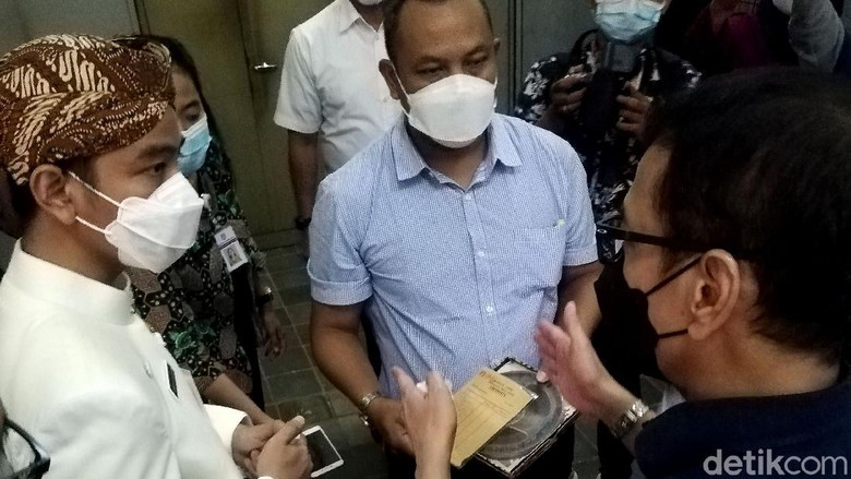 Momen Gibran-Wishnutama Kunjungi Lokananta di Solo Wali Kota Solo Gibran Rakabuming Raka bersama Wishnutama kunjungi Lokananta. Kedatangan mereka untuk membahas potensi yang bisa dikembangkan di area tersebut.