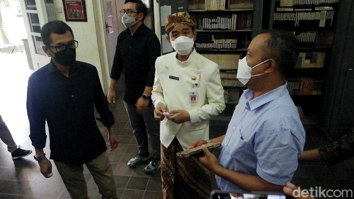 Momen Gibran-Wishnutama Kunjungi Lokananta di Solo Wali Kota Solo Gibran Rakabuming Raka bersama Wishnutama kunjungi Lokananta. Kedatangan mereka untuk membahas potensi yang bisa dikembangkan di area tersebut.
