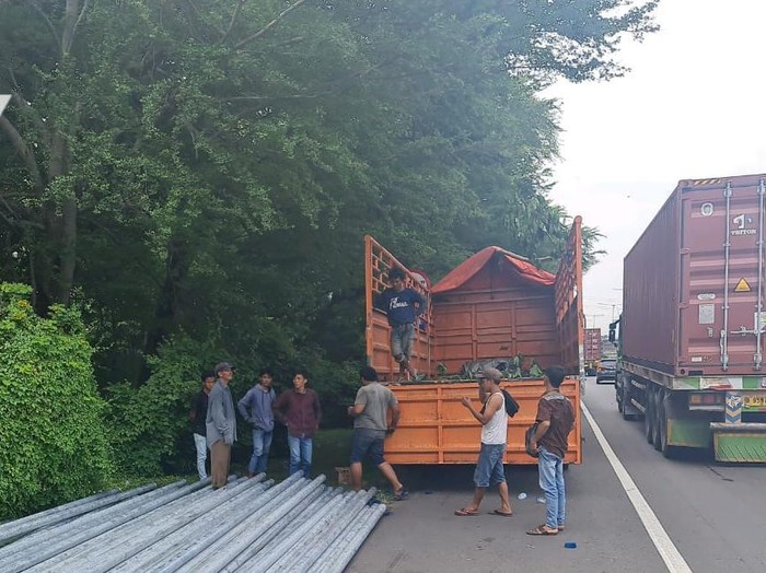 Muatan truk yang berupa pipa besi terjatuh di lajur kiri Tol Waru-Perak KM 6.200. Peristiwa itu menimbulkan kemacetan hingga 7 km.