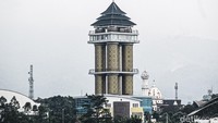Traveler pun bisa melihat Kabupaten Bandung dari ketinggian 75 meter. Di sana, pemandangan hijau pegunungan dan pesawahan nampak jelas terlihat. Selain itu, wajah perkotaan di sana pun bisa terlihat sangat jelas. (Muhammad Iqbal/detikTravel)