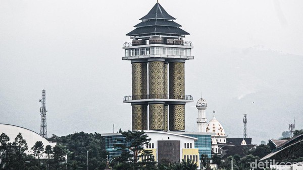 Traveler pun bisa melihat Kabupaten Bandung dari ketinggian 75 meter. Di sana, pemandangan hijau pegunungan dan pesawahan nampak jelas terlihat. Selain itu, wajah perkotaan di sana pun bisa terlihat sangat jelas. (Muhammad Iqbal/detikTravel) Traveler pun bisa melihat Kabupaten Bandung dari ketinggian 75 meter. Di sana, pemandangan hijau pegunungan dan pesawahan nampak jelas terlihat. Selain itu, wajah perkotaan di sana pun bisa terlihat sangat jelas. (Muhammad Iqbal/detikTravel)