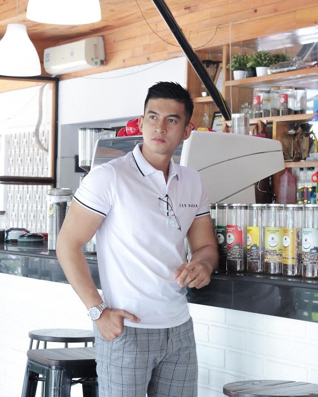 Jika dilihat, gaya busana Bripda Mustakim saat tidak berseragam polisi memang cukup fashionable. Dia bisa menyesuaikan apa yang dikenakannya dengan baik. Bagaimana menurutmu? Foto: Instagram/@imustakimm