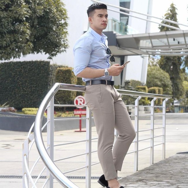 Setiap kali Bripda Mustakim mengunggah foto di Instagram, pasti fotonya itu langsung dibanjiri beragam komentar pujian dari netizen. Tak sedikit netizen yang terpesona akan ketampanannya. Hingga kini Bripda Mustakim sudah berhasil mengumpulkan lebih dari 125 ribu pengikut di Instagramnya. Foto: Instagram/@imustakimm