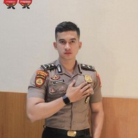 Sering mengunggah foto-foto dirinya yang tengah bergaya bak seorang model, tak disangka Bripda Mustakim justru jadi banyak digandrungi kaum hawa. Beberapa netizen menyebut bahwa Bripda Mustakim memiliki kemiripan dengan Ali Syakieb, Herjunot Ali, sampai Sehun EXO. Foto: Instagram/@imustakimm