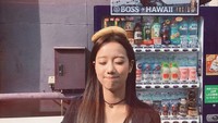 Jalan-jalan ke Jepang, Naeun APRIL juga mengikuti tren berfoto di depan vending machine minuman. Ia menampilkan ekspresi lucu saat itu. Foto: Instagram @betterlee_0824