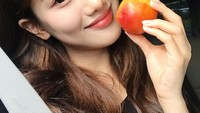 Buah segar yang menjadi favoritnya adalah buah persik (peach). Ia pun megabadikan momennnya menyantap persik saat di dalam mobil. Foto: Instagram @betterlee_0824