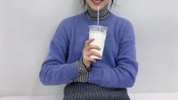 Naeun APRIL sering disibukkan dengan jadwal photoshoot. Di sela-sela itu ia terlihat menikmati segelas es kopi. Foto: Instagram @betterlee_0824