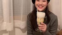 Pemeran dalam drama ATeen ini juga sempat mengunggah foto saat ia sedang minum milkshake. Pose manisnya membuat banyak penggemar menyukainya. Foto: Instagram @betterlee_0824