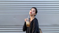 Buntut panjang dari masalah ini, sederet iklan yang dibintangi oleh Naeun APRIL mulai dihentikan promosinya. Naeun APRIL juga mendapat banyak kecaman dari penggemar K-Pop. Foto: Instagram @betterlee_0824