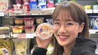 Pelantun lagu LALALILALA ini juga sempat belanja di supermarket yang ada di Jepang. Ia membeli puding saat itu. Foto: Instagram @betterlee_0824