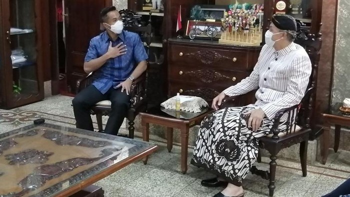 Pagi-pagi Anindya Bakrie Temui Ganjar, Ada Apa? Wakil Ketua Umum Kadin Indonesia Anindya Bakrie bertandang ke kantor Gubernur Jawa Tengah Ganjar Pranowo. Ada apa?
Anindya Bakrie tampak hadir dan menyambangi kantor Gubernur Jawa Tengah, Semarang pada Kamis (4/3/2021). Ia pun langsung disambut langsung oleh sang Gubernur Ganjar Pranowo.