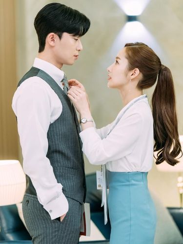 Tepat hari ini, Park Min Young berulang tahun ke-35 tahun. Walau telah menginjak kepala tiga, bintang drama Korea What's Wrong with Secretary Kim ini terlihat cantik awet muda.