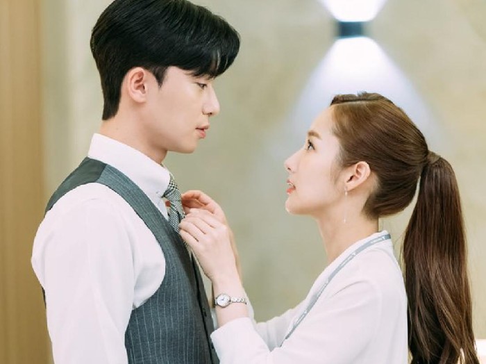 Tepat hari ini, Park Min Young berulang tahun ke-35 tahun. Walau telah menginjak kepala tiga, bintang drama Korea What’s Wrong with Secretary Kim ini terlihat cantik awet muda.