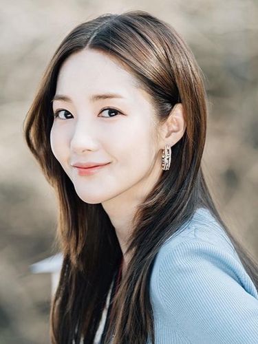 Tepat hari ini, Park Min Young berulang tahun ke-35 tahun. Walau telah menginjak kepala tiga, bintang drama Korea What's Wrong with Secretary Kim ini terlihat cantik awet muda.