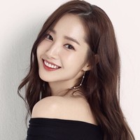 Tepat hari ini, Park Min Young berulang tahun ke-35 tahun. Walau telah menginjak kepala tiga, bintang drama Korea What’s Wrong with Secretary Kim ini terlihat cantik awet muda.