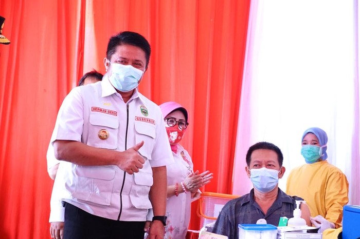 Pemerintah Provinsi Sumatera Selatan gencar melakukan vaksinasi sebagai salah satu upaya untuk mempercepat munculnya herd immunity di masyarakat agar tidak mudah terpapar COVID-19.