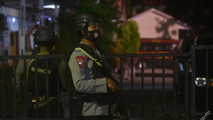 POLISI GUGUR KONTAK TEMBAK KELOMPOK MIT POSO Sejumlah polisi berada disekitar kamar jenazah Rumah Sakit Bhayangkara, Palu, Sulawesi Tengah, Rabu (3/3/2021). Seorang anggota Brimob Kepolisian Daerah (Polda) Sulawesi Tengah Briptu Herlis gugur dalam kontak tembak antara Satgas Madago Raya dengan kelompok Mujahiddin Indonesia Timur (MIT) pimpinan Ali Kalora di Kabupaten Poso, Sulawesi Tengah. ANTARA FOTO/Mohamad Hamzah/foc.