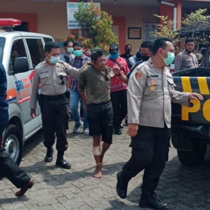 Polisi Kediri menjadi korban pembacokan. Ia dibacok saat hendak mengamankan pelaku penganiayaan.