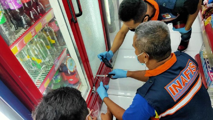 Polisi melakukan olah TKP di minimarket lokasi perampokan di Sragen, Kamis (4/3/2021).