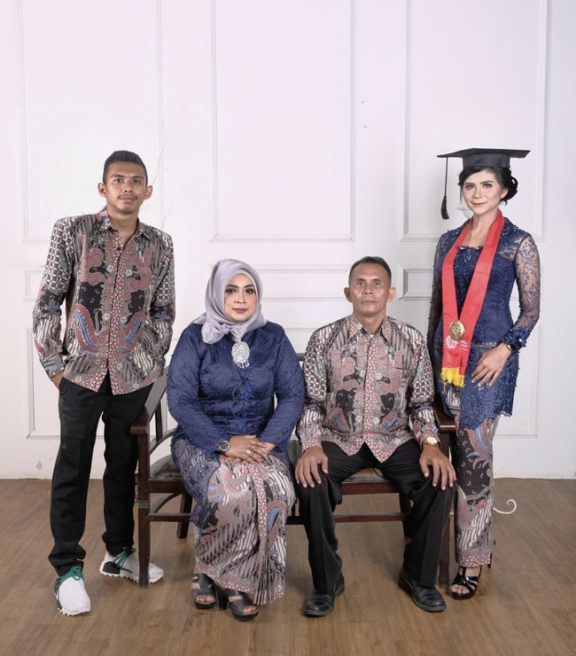 Briptu Sefin juga mengaku jika ayahnya adalah seorang kepala desa dan aktif sebagai petani. Dia mengungkapkan lebih lanjut pekerjaan ayah dan ibunya. Ayah kepala desa, aktif bertani. Disiplin memang dari kecil sudah ditanamkan. Ayah full bertani, nanam jagung manis, padi dan bawang merah. Ibu seorang bidan dan bekerja di puskesmas, ucap anak sulung dari dua orang bersaudara itu. Foto: Dok. Instagram @sefinnnn.