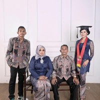 Briptu Sefin juga mengaku jika ayahnya adalah seorang kepala desa dan aktif sebagai petani. Dia mengungkapkan lebih lanjut pekerjaan ayah dan ibunya. Ayah kepala desa, aktif bertani. Disiplin memang dari kecil sudah ditanamkan. Ayah full bertani, nanam jagung manis, padi dan bawang merah. Ibu seorang bidan dan bekerja di puskesmas, ucap anak sulung dari dua orang bersaudara itu. Foto: Dok. Instagram @sefinnnn.