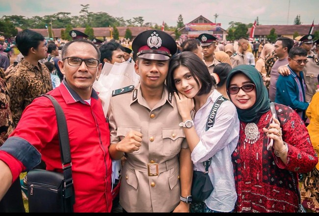 Bapaknya kerja apa mba? tanya netizen. Fulltime petani, nyambi jadi kades hihi, balas Briptu Sefin sambil menunjukkan foto ayahnya yang sedang bertani. Foto: Dok. pribadi Sefin.