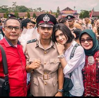 Bapaknya kerja apa mba? tanya netizen. Fulltime petani, nyambi jadi kades hihi, balas Briptu Sefin sambil menunjukkan foto ayahnya yang sedang bertani. Foto: Dok. pribadi Sefin.