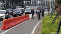 Sejatinya jalur ini dibuat oleh Pemprov DKI Jakarta untuk para pesepeda.