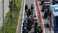 Biasanya para pemotor merebut jalur pesepeda pada pagi dan sore hari.