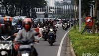 Macet jadi alasan mereka nekat menerobos jalur sepeda.