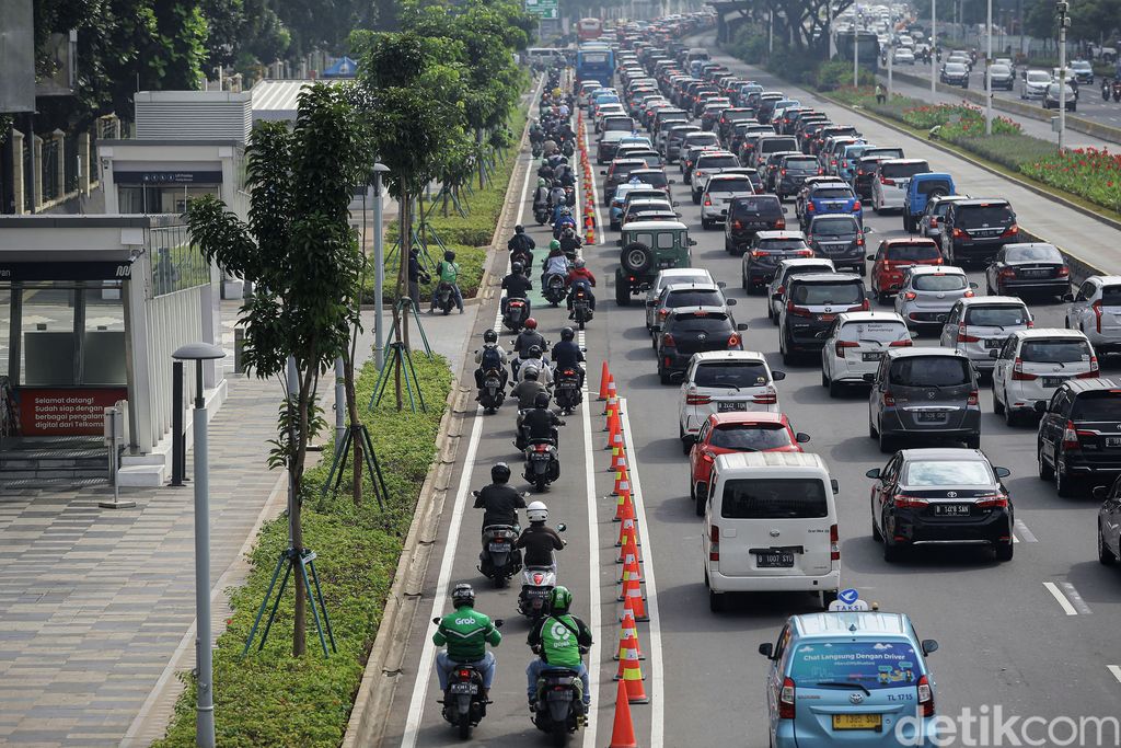 Jalur sepeda permanen telah dibuat di Jalan Sudirman, Jakarta. Namun jalur ini kerap diserobot pemotor.