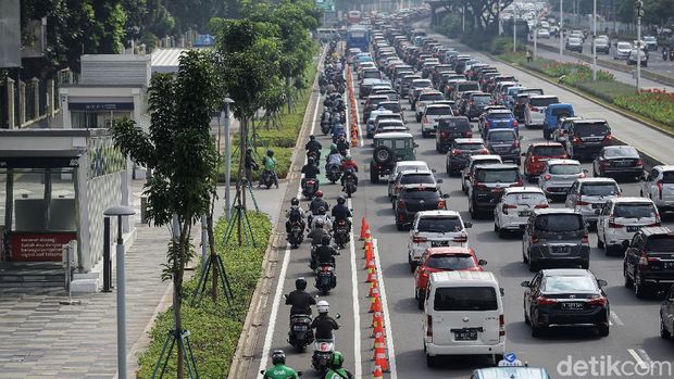 Jalur sepeda permanen telah dibuat di Jalan Sudirman, Jakarta. Namun jalur ini kerap diserobot pemotor.
