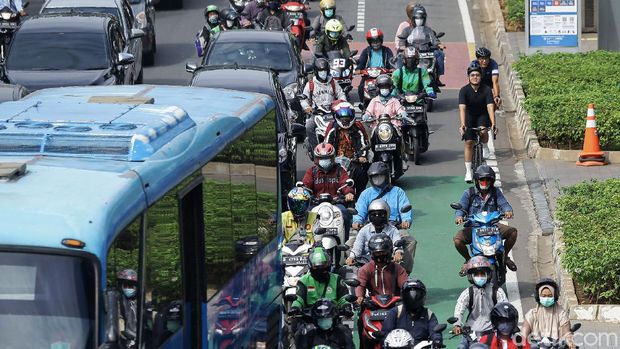 Jalur sepeda permanen telah dibuat di Jalan Sudirman, Jakarta. Namun jalur ini kerap diserobot pemotor.