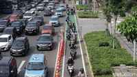 Sejumlah pemotor melintas di jalur sepeda di Jalan Sudirman, Jakarta, Kamis (4/3/2021).