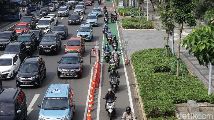 Jalur sepeda permanen telah dibuat di Jalan Sudirman, Jakarta. Namun jalur ini kerap diserobot pemotor.