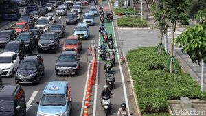Potret Jalur Sepeda Jalan Sudirman yang Diserobot Pemotor