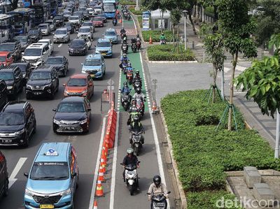 Potret Jalur Sepeda Jalan Sudirman yang Diserobot Pemotor