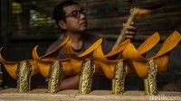Akibatnya produksi keris kini mulai melandai, dalam pembuatan satu keris melibatkan orang banyak. Mulai dari tempat keris, besi keris, gagang hingga pernak perniknya dan ukirannya dikerjakan oleh orang yang berbeda.