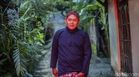 Kerajinan keris di desa ini dikerjakan secara turun temurun, seperti kisah Aladin yang tidak merantau kala muda untuk melestarikan keris hingga saat ini.