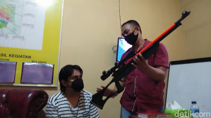 Pria mabuk Dede (38) di Kota Makassar ditangkap polisi karena menembak anak kecil menggunakan senapan angin (Hermawan/detikcom).