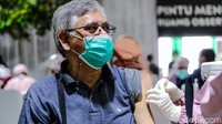 Setelah vaksinasi COVID-19, lansia dipersilakan menunggu di ruang observasi. Jika dinyatakan tidak ada efek samping, mereka dipersilakan pulang dan mendapatkan sertifikat.