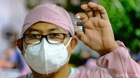 Sebelum menjalani vaksinasi COVID-19 di BBPK, para petugas melakukan skrining awal seperti pengecekan suhu tubuh sampai tekanan darah. Lansia juga ditanya apakah memiliki riwayat penyakit.