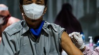 Kemenkes menjelaskan, alur pendaftaran vaksinasi COVID-19 bagi lansia dibagi dua: Pertama, secara online. Kedua, melalui organisasi masyarakat atau institusi yang bekerja sama dengan Kemenkes.