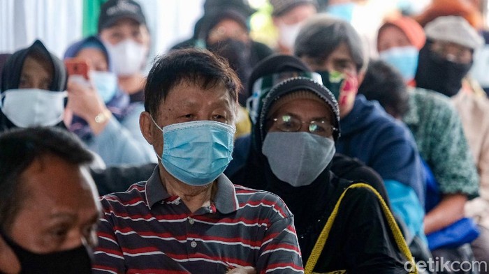 Proses vaksinasi COVID-19 di Balai Besar Pelatihan Kesehatan (BBPK) Jakarta untuk lansia berlangsung tertib (Andhika Prasetia/detikcom) Proses vaksinasi COVID-19 di Balai Besar Pelatihan Kesehatan (BBPK) Jakarta untuk lansia berlangsung tertib (Andhika Prasetia/detikcom)